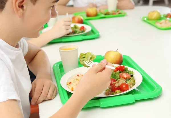 Crianças em ambiente escolar se alimentando