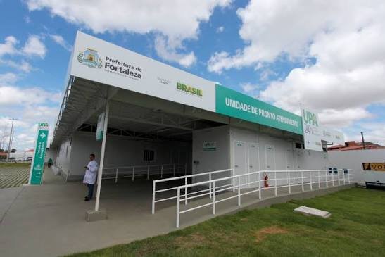 Profissionais em UPA recebendo refeição